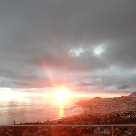 Superb And Relaxing View Over The Bay & Mountains Of Funchal. Bbq & Wifi