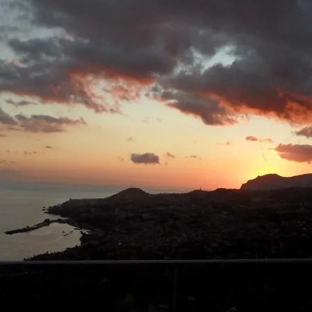 Superb And Relaxing View Over The Bay & Mountains Of Funchal. Bbq & Wifi * Madeira Island